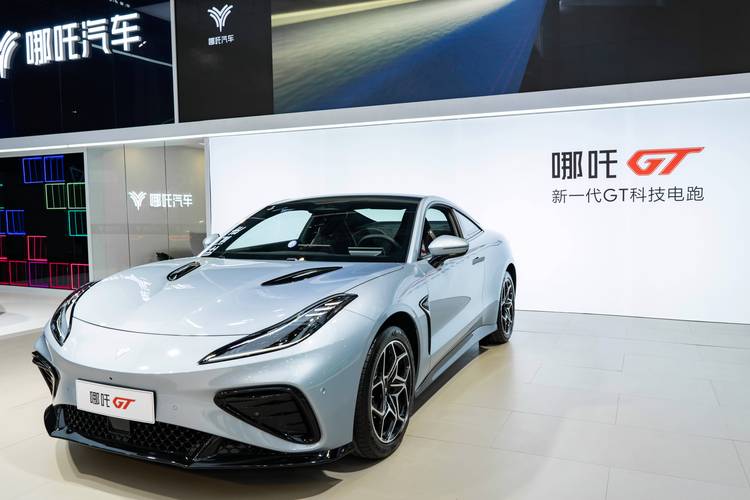 重庆67哪吒汽车在智能汽车领域的表现，领途汽车在新能源汽车市场中的影响力